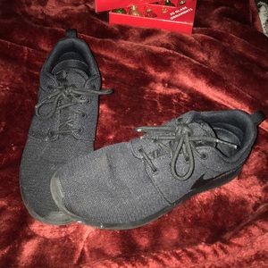 black nike roches
